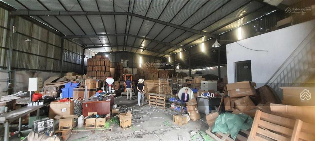 Cần bán nhà kho hiện đang cho thuê. dt 1600m2 đất skc. tại lê thị riêng phường thới an, q12