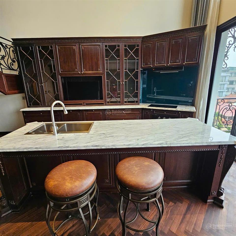 Bán toà nhà 52 tô ngọc vân  tây hồ căn hộ dịch vụ 165m2 x 10 tầng, ô tô, dòng tiền 500tr