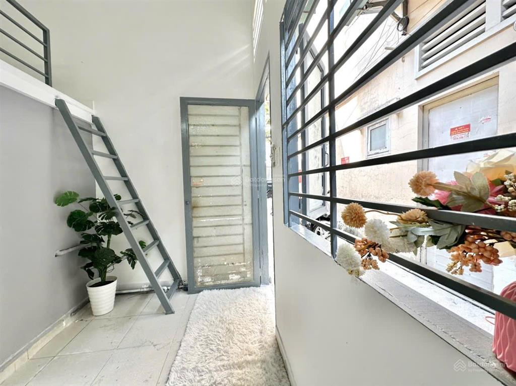 Phòng gác lửng cao 2m cửa sổ trời thoáng mát đ. dương thị mười gần bv quận 12  khu an ninh