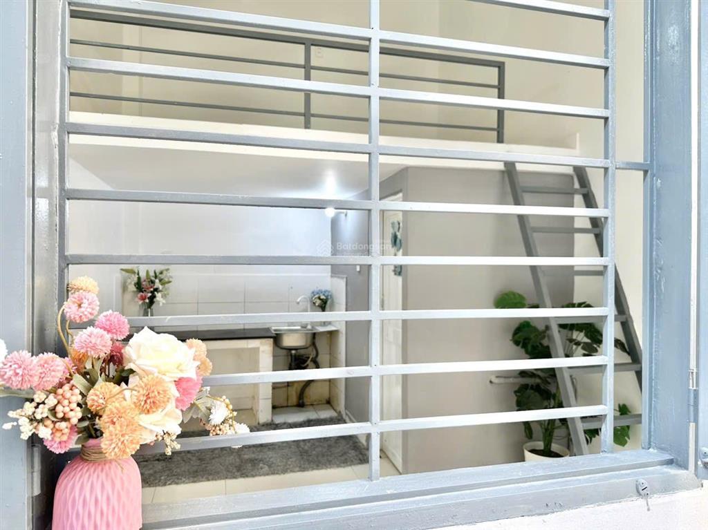 Phòng gác lửng cao 2m cửa sổ trời thoáng mát đ. dương thị mười gần bv quận 12  khu an ninh