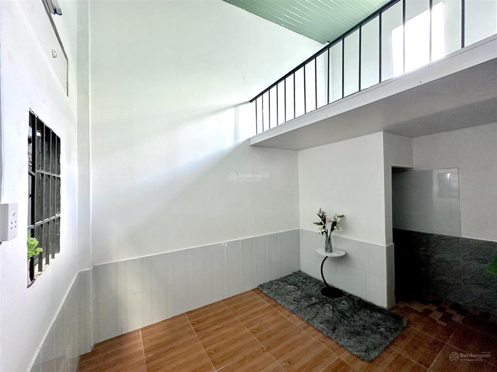 Cho thuê phòng trọ gác lửng cửa sổ thoáng mát giá chỉ 2,3tr/th đ. tiền lân 14 gần kcn vĩnh lộc
