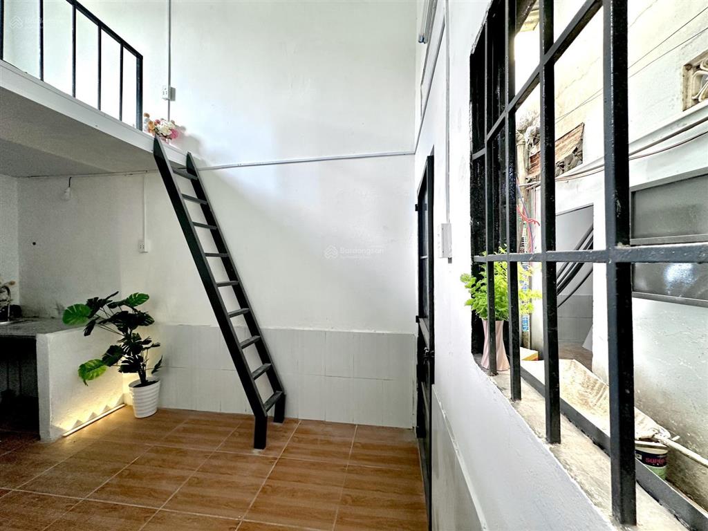 Cho thuê phòng trọ gác lửng cửa sổ thoáng mát giá chỉ 2,3tr/th đ. tiền lân 14 gần kcn vĩnh lộc