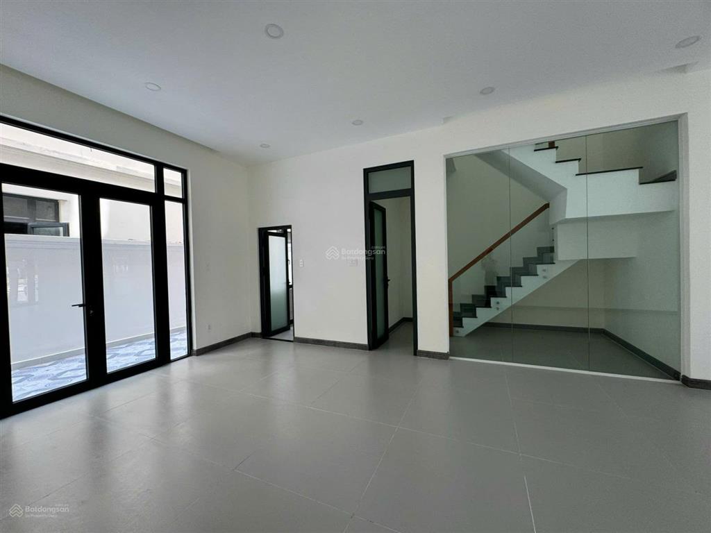 Cho thuê nhà phố vinhomes grand park. giá thuê nguyên căn hoàn thiện đẹp.  0938 618 *** ngọc lâm