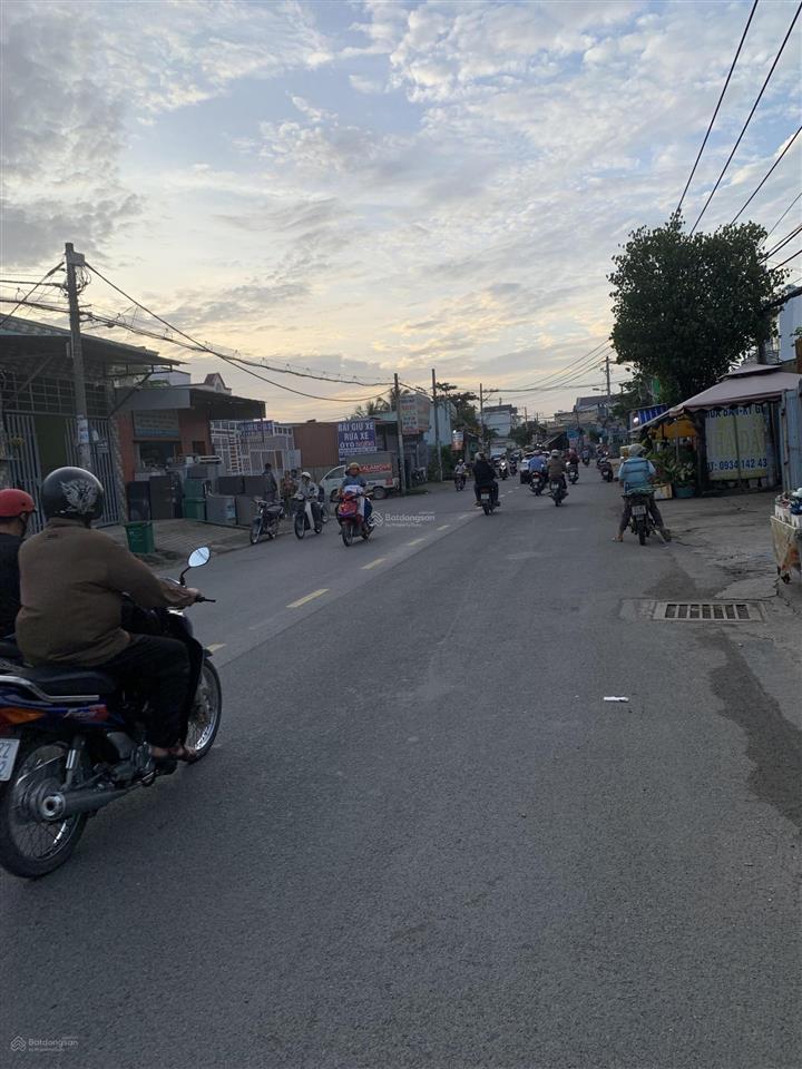 Bán rẻ diện tích lớn đất 3 mặt tiền tân nhiễu và t11, huyện bình chánh kế bên chợ bình điền