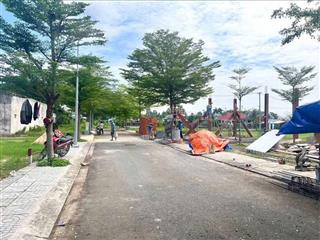 Bán gấp nền đất nằm mt đường đt824 trung tâm thị trấn đức hoà  140m2/shr công chứng ngay