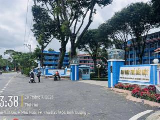 Đất phú hoà  giáp vách trường đại học thủ dầu một  diện tích (5,5 x 27)  đường nhựa 4m thông
