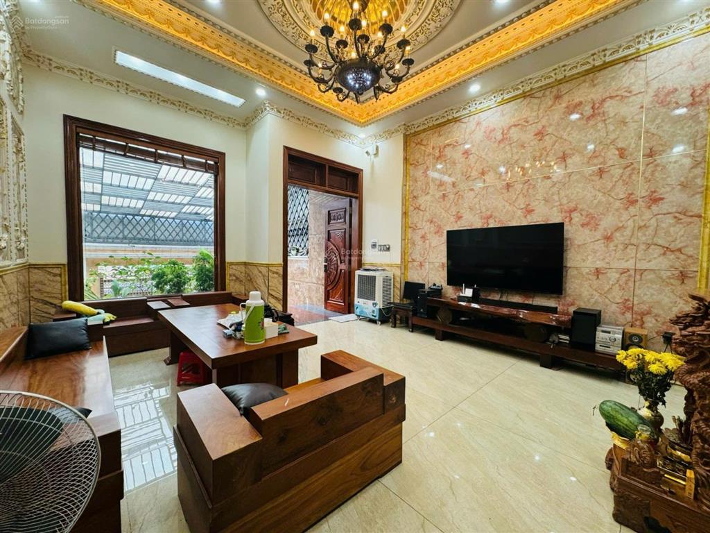 Nhà mặt tiền đường nguyễn văn trỗi  gần vòng xoay hiệp thành  1 trệt 2 lầu , 1 hầm xe hơi