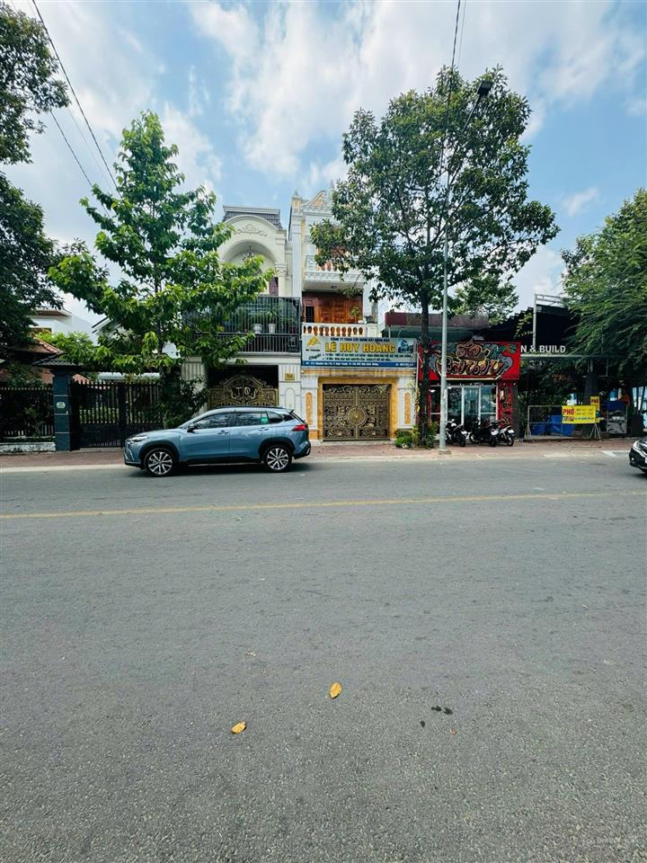 Nhà mặt tiền đường nguyễn văn trỗi  gần vòng xoay hiệp thành  1 trệt 2 lầu , 1 hầm xe hơi