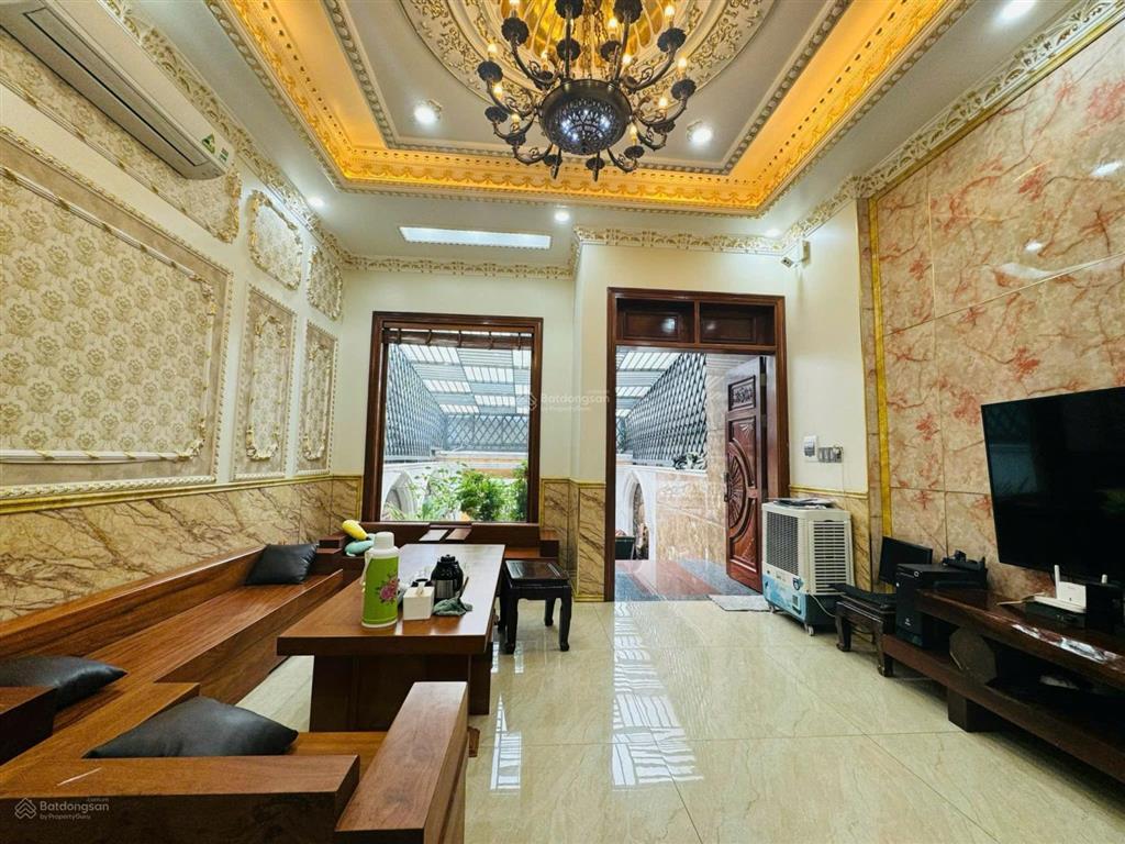 Nhà mặt tiền đường nguyễn văn trỗi  gần vòng xoay hiệp thành  1 trệt 2 lầu , 1 hầm xe hơi