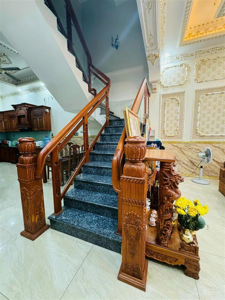 Nhà mặt tiền đường nguyễn văn trỗi  gần vòng xoay hiệp thành  1 trệt 2 lầu , 1 hầm xe hơi