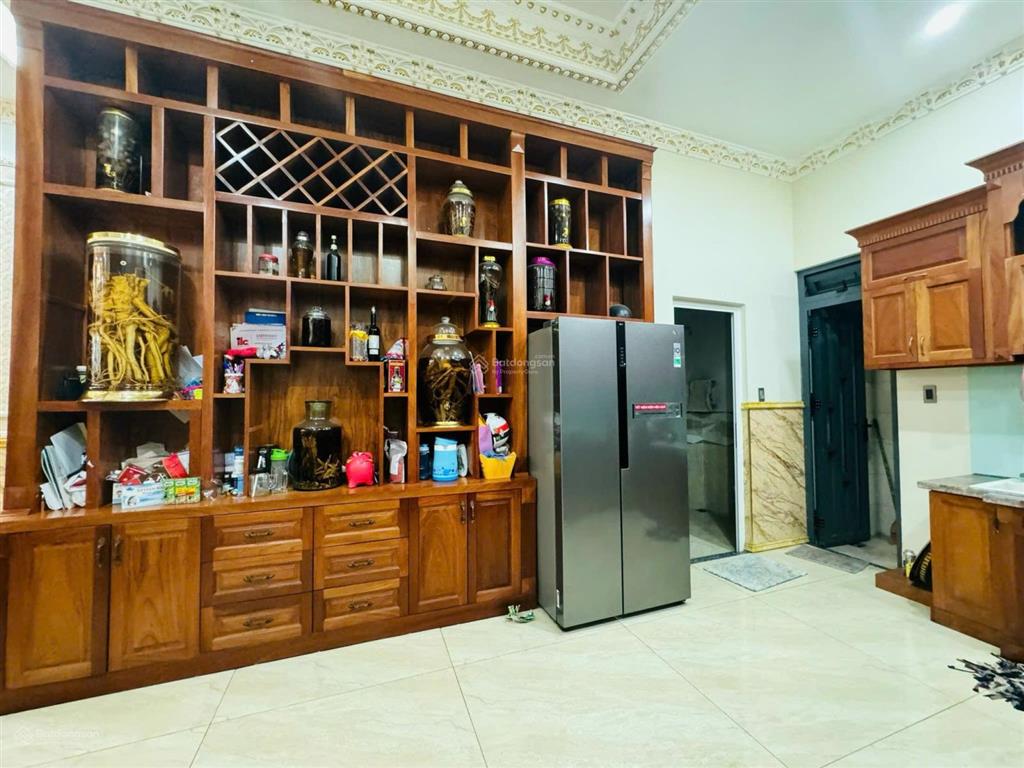 Nhà mặt tiền đường nguyễn văn trỗi  gần vòng xoay hiệp thành  1 trệt 2 lầu , 1 hầm xe hơi