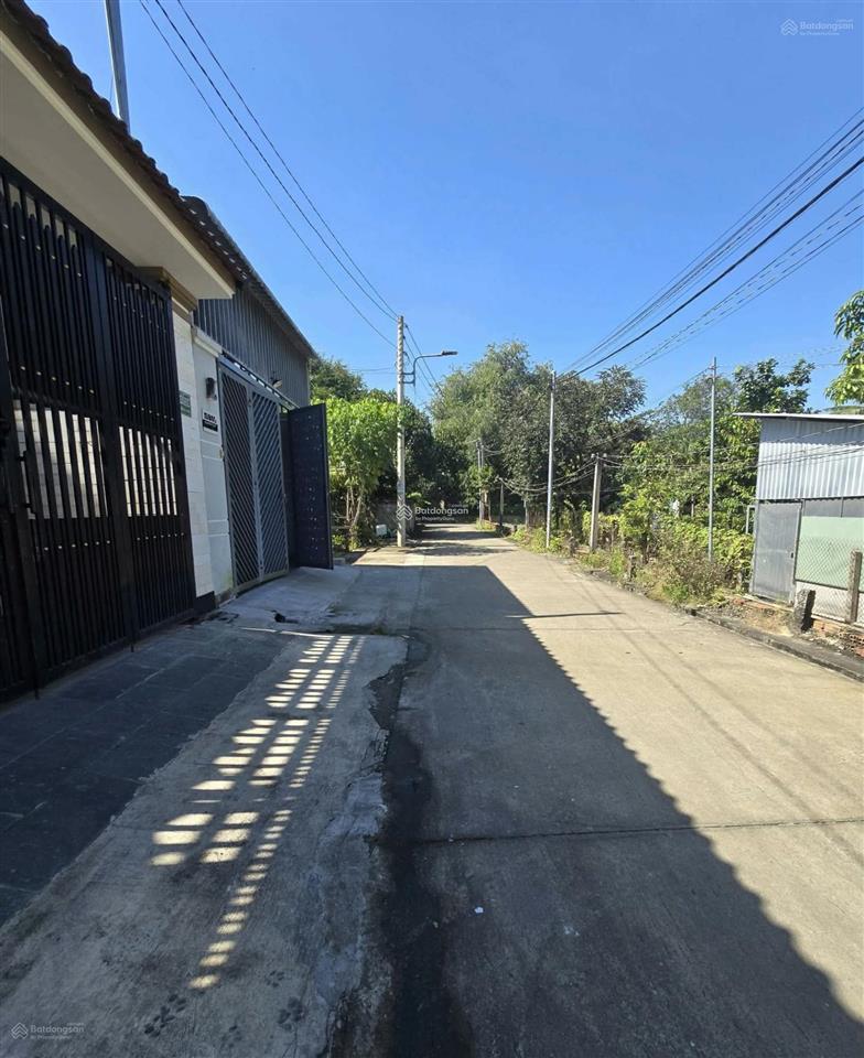 Nhà hiệp thành  trệt lững 3 phòng ngủ , sân trước ô tô , sân sau thoáng  đường thông