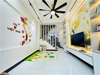 Cho thuê nhà ngõ 318 đê la thành 40m x6t thang máy