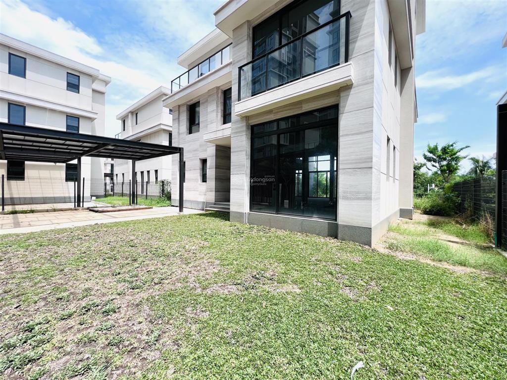 The mizuki  biệt thự view sông mua từ cđt sân rộng thiết kế được hồ bơi