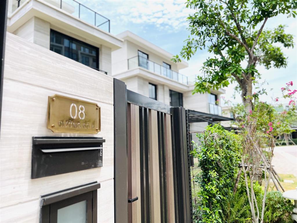 The mizuki  biệt thự view sông mua từ cđt sân rộng thiết kế được hồ bơi