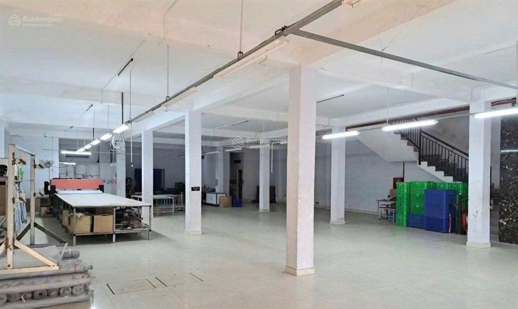 Cho thuê 1200m2 nhà xưởng kiên cố  thị trấn hm