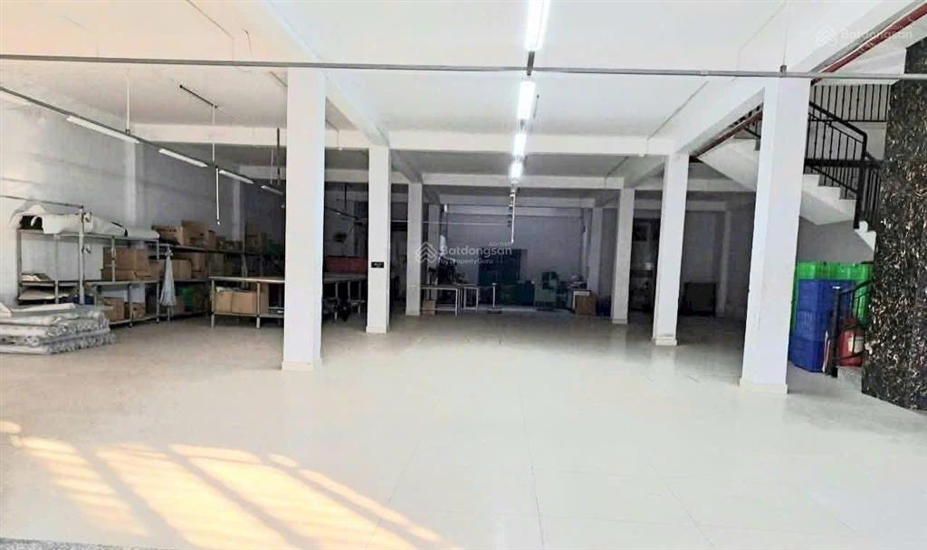 Cho thuê 1200m2 nhà xưởng kiên cố  thị trấn hm