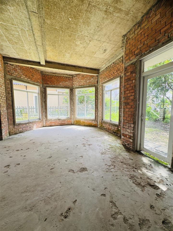 Bán biệt thự sân vườn thảo nguyên sài gòn quận 9  16x24  3 lầu nhà thô tiện decor theo ý