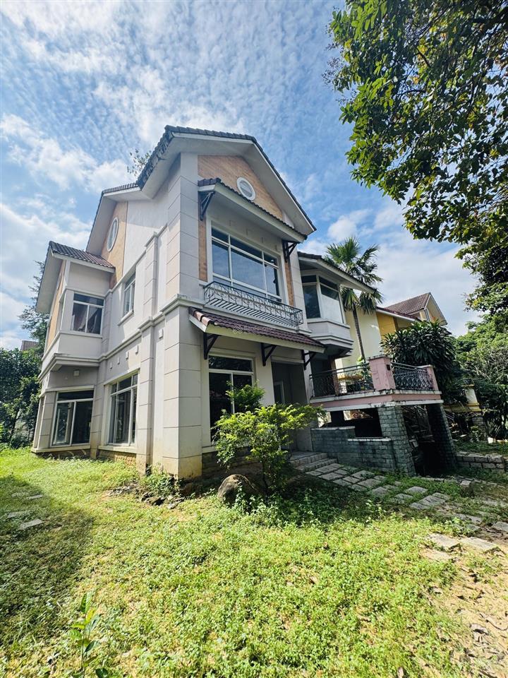 Bán biệt thự sân vườn thảo nguyên sài gòn quận 9  16x24  3 lầu nhà thô tiện decor theo ý