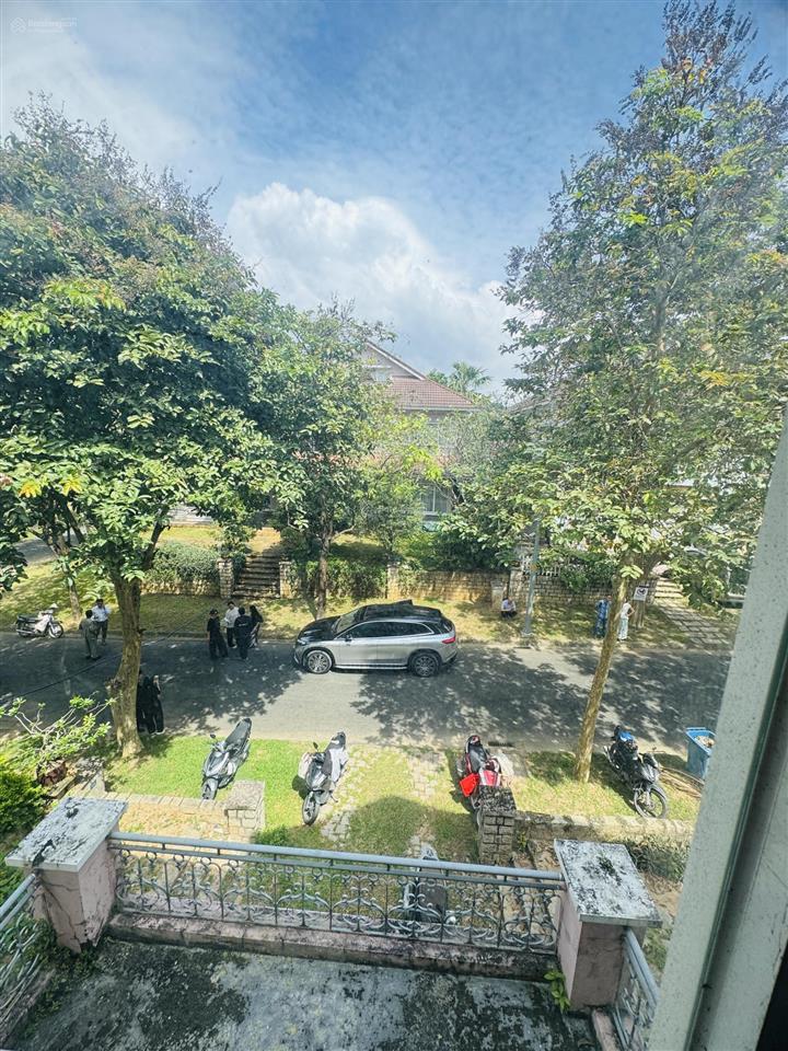 Bán biệt thự sân vườn thảo nguyên sài gòn quận 9  16x24  3 lầu nhà thô tiện decor theo ý