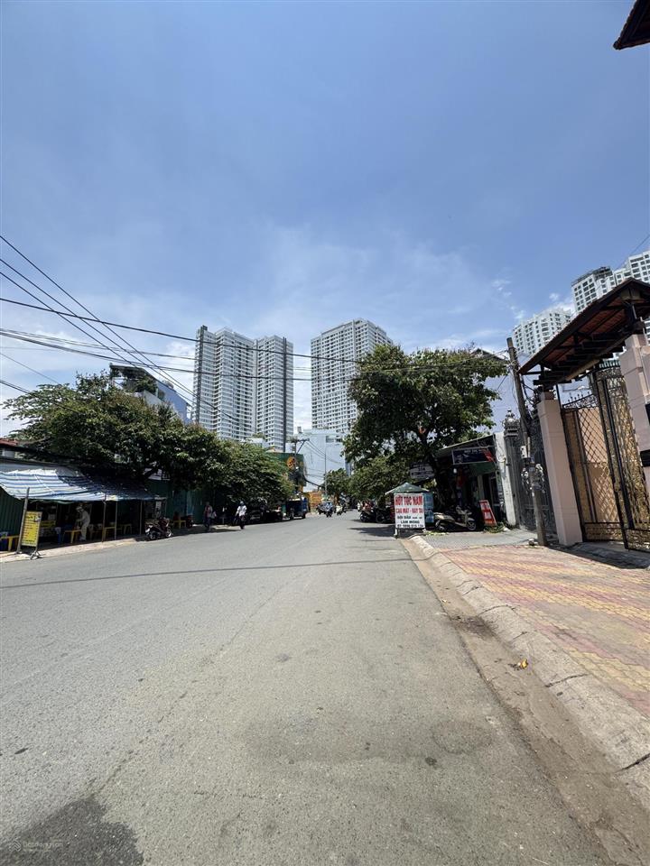 Tôi bán lô góc 2mt kiều đàm himlam q7 20x22m khu được xd hầm 7 tầng nổi. call 0909 227 ***