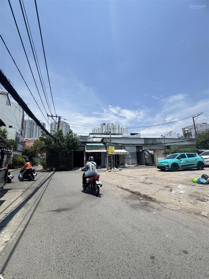 Tôi bán lô góc 2mt kiều đàm himlam q7 20x22m khu được xd hầm 7 tầng nổi. call 0909 227 ***