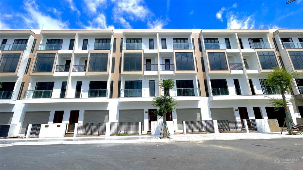 Nhà phố xây sẵn 6x18m, giá 5,3 tỷ (full giá 100%), giá tốt nhất để đầu tư.  em phước 0938 193 ***