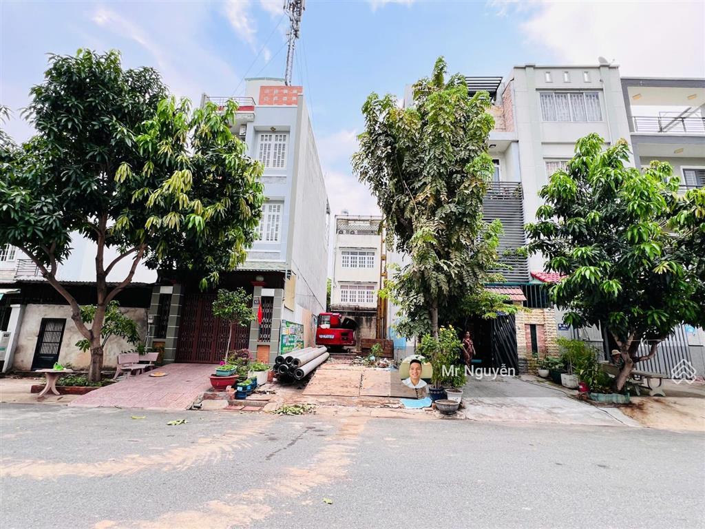 Bán gấp lô đất mt đường d7 lộ giới 14m nhà phố kdc phú mỹ 2, dt 5x18m  giá 8 tỷ (sổ hồng riêng)