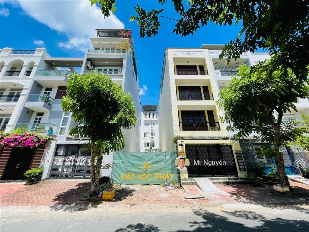 Cần tiền bán nhanh nhà phố 4 tầng khu nam long quận 7, dt 5x24m, giá 18 tỷ, có thang máy