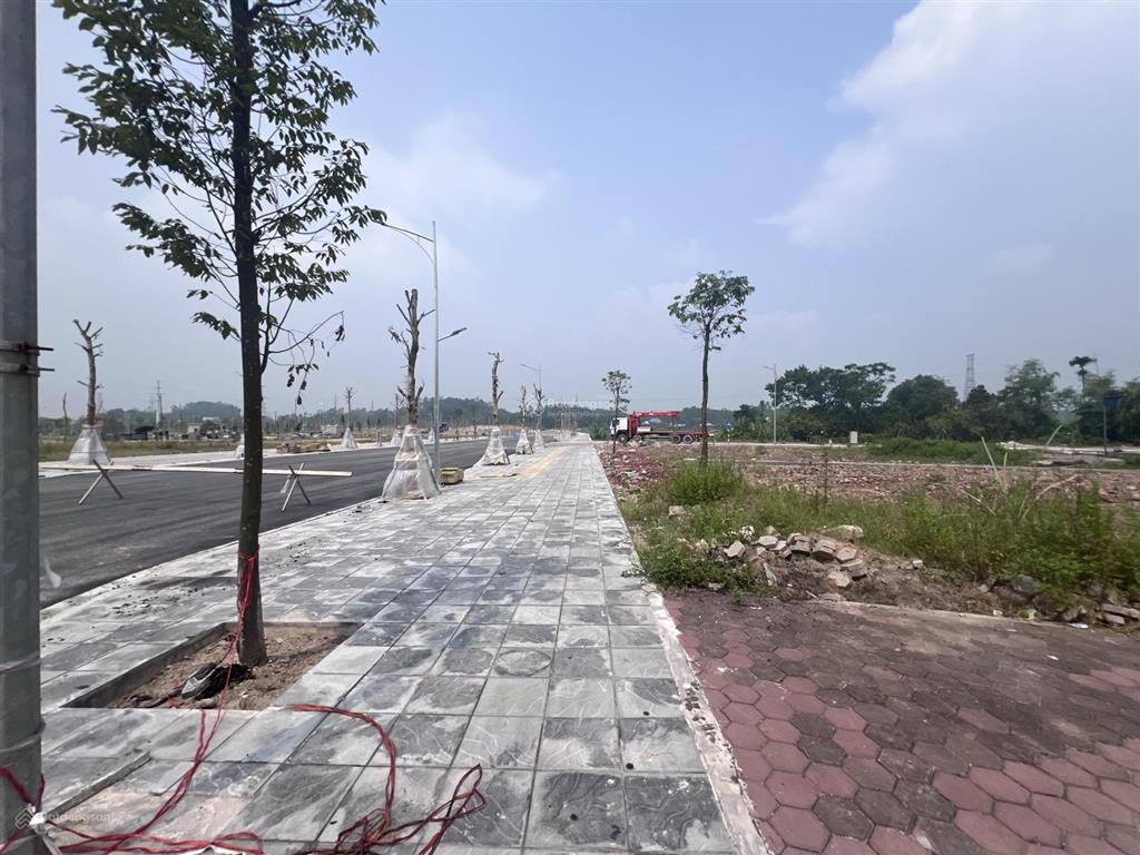 Bán gấp 111,7m2 trục chính đường nguyễn văn cừ đối diện trạm y tế ủy ban p. bách quang sông công