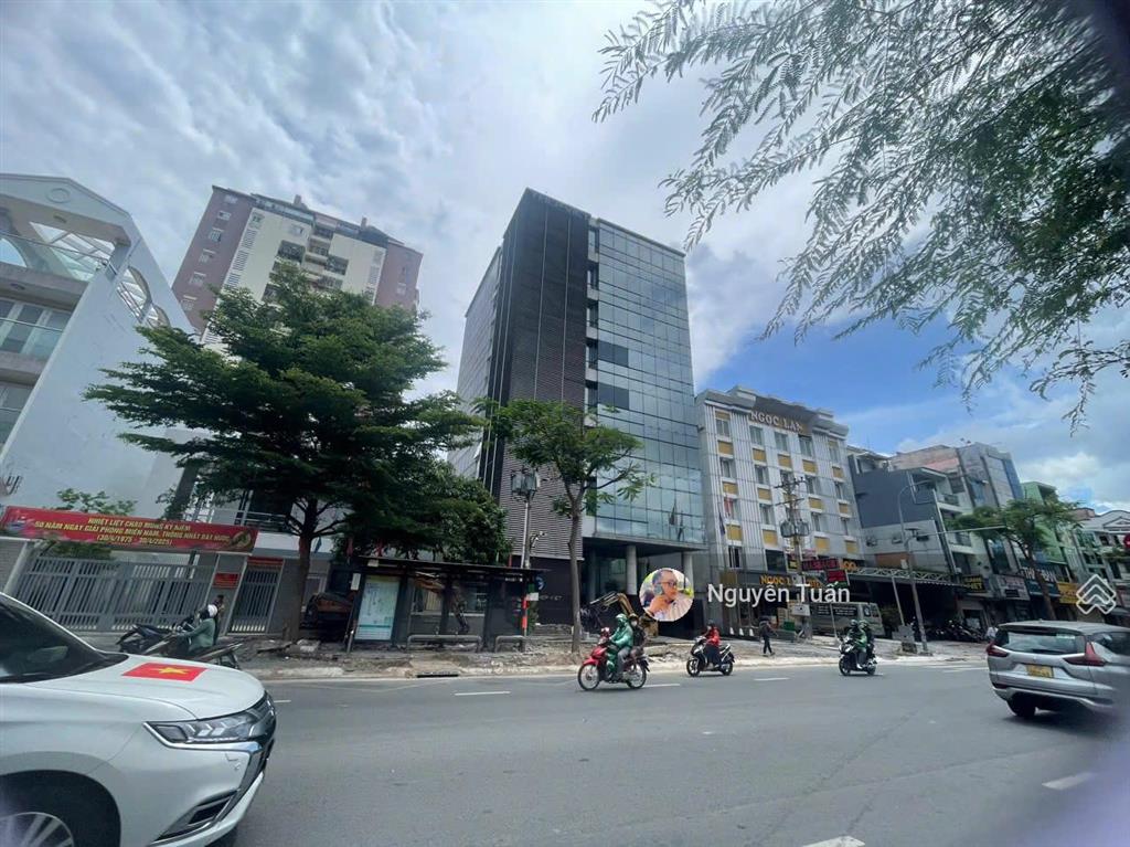 Mặt tiền lớn tòa nhà văn phòng 7 lầu, quận 11, khai thác ngay