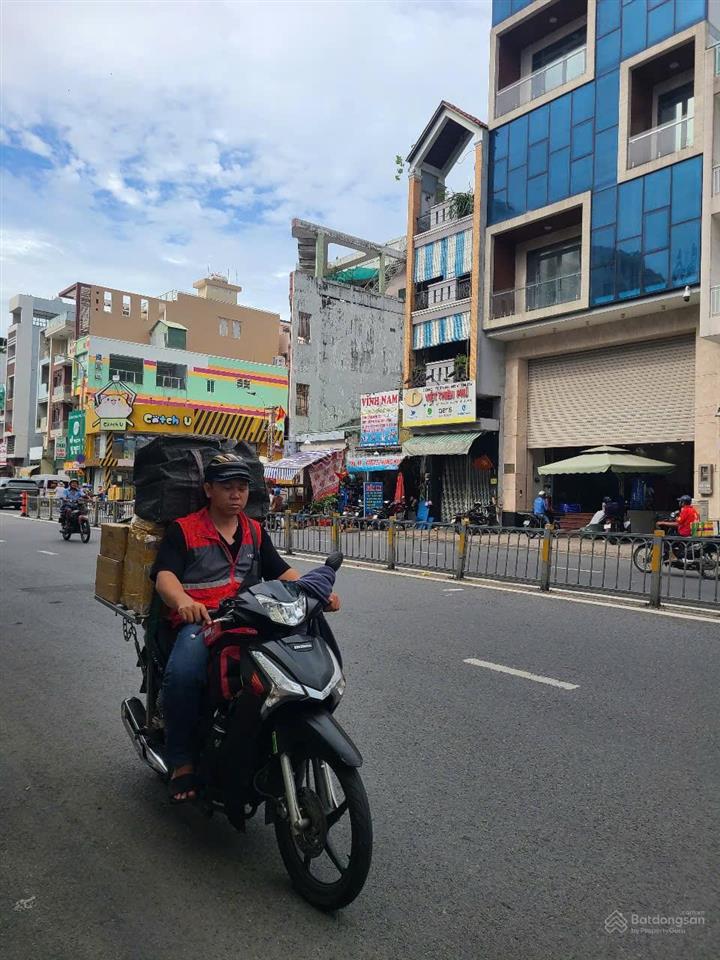 Bán nhà mặt tiền nguyễn thị nhỏ  nguyễn chí thanh 1 đời chủ dt 4x17m kc 4 tầng p. 4, q. 11