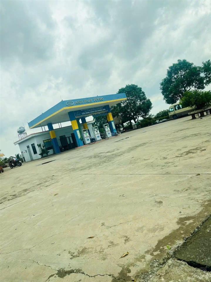 Cần vốn kinh doanh, cần bán nhanh lô đất tỉnh lộ 515, đối diên cây xăng, ở và kinh doanh đều tốt.