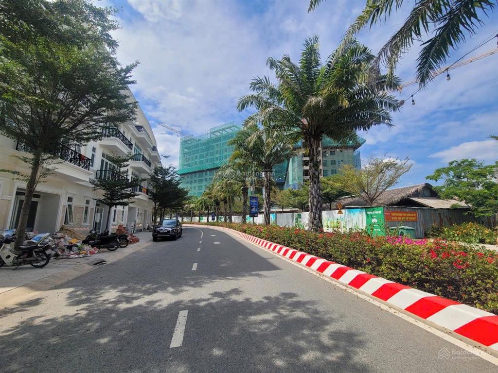 Bán căn nhà 3 tầng góc giữa full nội thất  dự án biconsi phú mỹ đang có hđ thuê 15tr/tháng