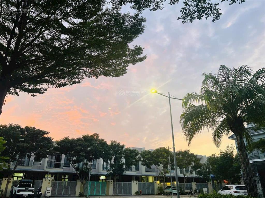 Bán căn nhà 3 tầng góc giữa full nội thất  dự án biconsi phú mỹ đang có hđ thuê 15tr/tháng