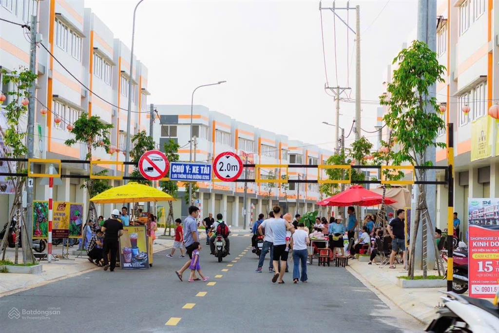 Bán lỗ căn nhà 2 mặt tiền  kđt oasis city đối diện đại học việt đức bình dương