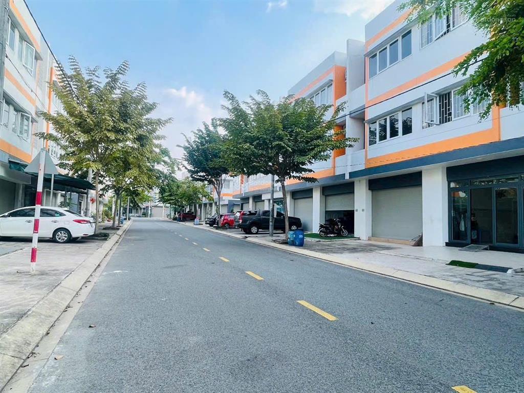 Bán lỗ căn nhà 2 mặt tiền  kđt oasis city đối diện đại học việt đức bình dương