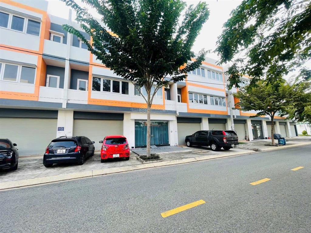 Bán lỗ căn nhà 2 mặt tiền  kđt oasis city đối diện đại học việt đức bình dương