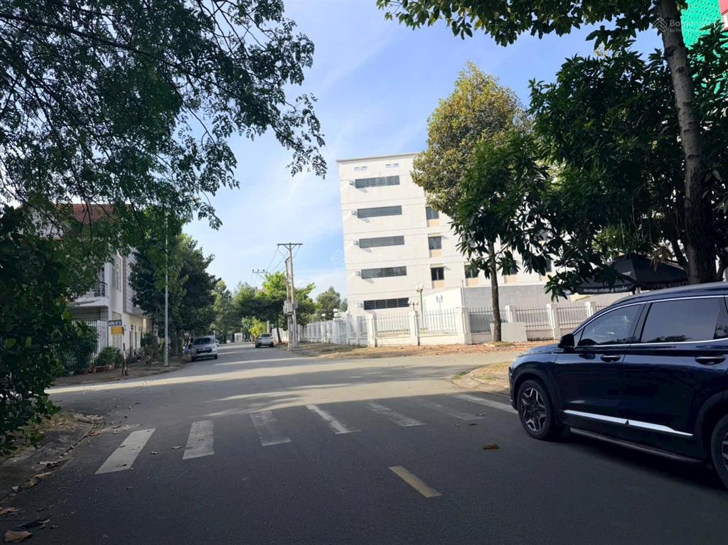 Bán căn nhà góc 2 mt kinh doanh lớn trong khu tri thức kdc hiệp thành 3 ,thủ dầu một , bình dương