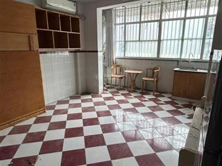 Cho thuê căn hộ chung cư tầng 1, đường vạn kiếp, có lối đi riêng dưới chân cầu chà và, quận 5 2pn