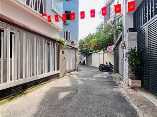 Nhà 3 tầng + st, đông nam mát mẻ ngay tt tp thủ đức  gần đại học spkt, giá chỉ 8 tỷ