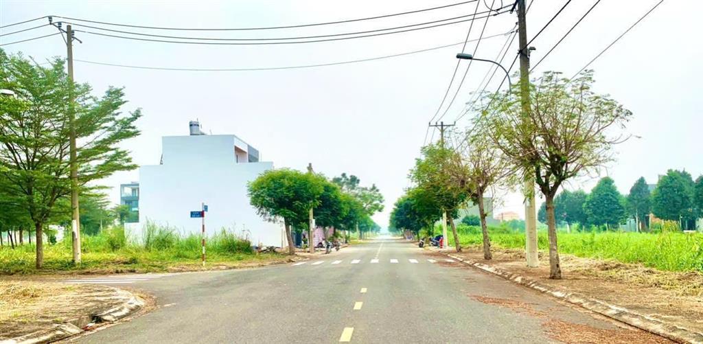 Sài gòn village nền e6 sát the 826ec vị trí cực sáng giá chỉ 2ty050. dt 80m2. sổ hồng