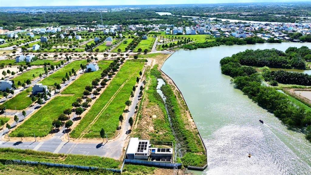 Sài gòn village nền e6 sát the 826ec vị trí cực sáng giá chỉ 2ty050. dt 80m2. sổ hồng