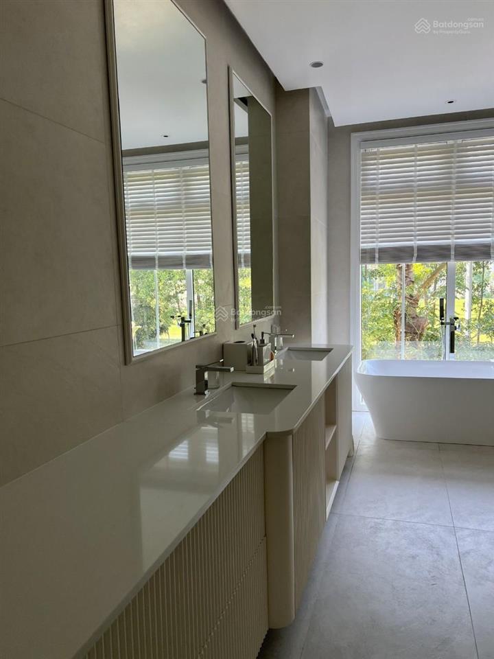 Góc cho thuê  vinhomes riverside 40 tr/tháng. bt song lập 240m²  có thang máy, hiện đại, nhà mới
