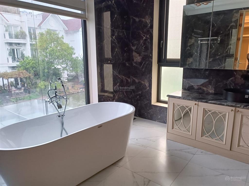 Cho thuê gấp bt hoa lan 250m2 có sông, có hầm, gần trường bis full nội thất mới giá 45 triệu/tháng