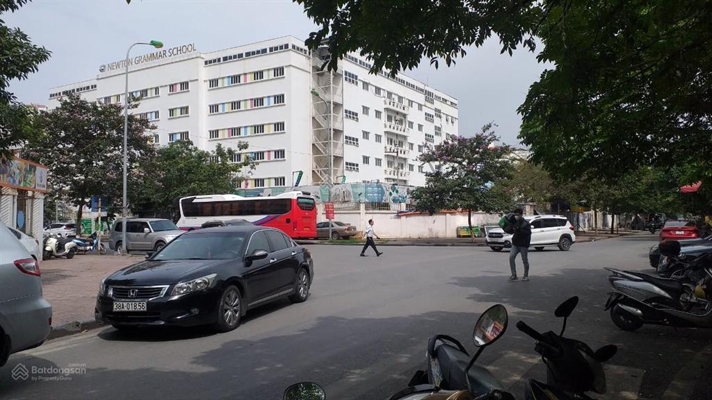 Bán nhà trần cung ngõ rộng thông gần phố 35m , 5 tầng . giá 7.4 tỉ .