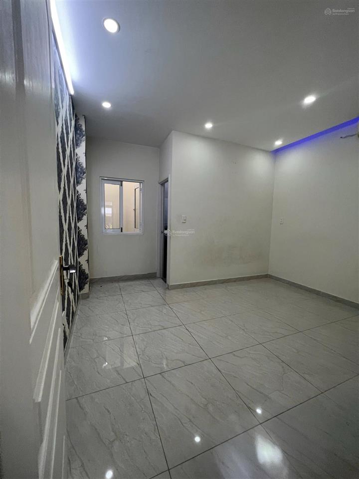 Chính chủ. nhà 1 trệt 2 lầu sân thượng. đs 30 p6 gv. khu phân lô cao tầng tri thức cao. dt 4 x 16