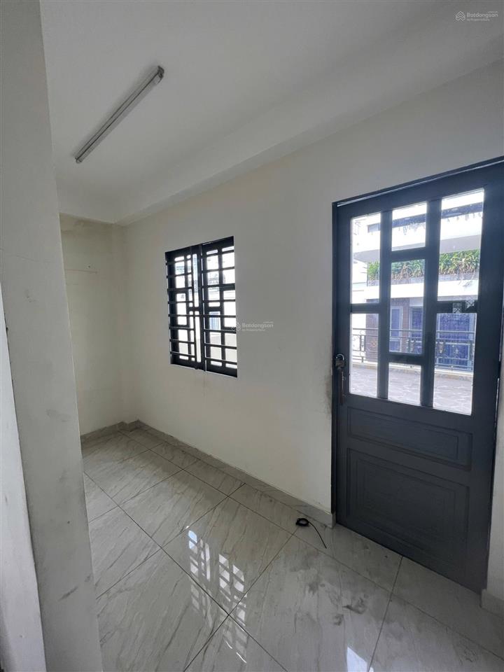 Chính chủ. nhà 1 trệt 2 lầu sân thượng. đs 30 p6 gv. khu phân lô cao tầng tri thức cao. dt 4 x 16
