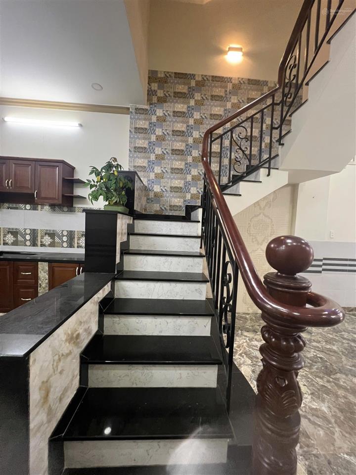 Chính chủ. nhà 1 trệt 2 lầu sân thượng. đs 30 p6 gv. khu phân lô cao tầng tri thức cao. dt 4 x 16