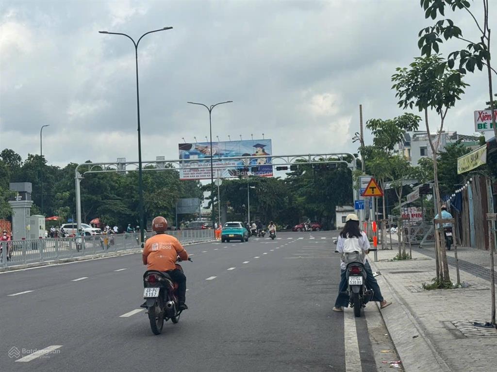 Bán gấp lô đất tương lai, tiếp giáp mặt tiền. dương quảng hàm băng qua nguyễn văn lượng
